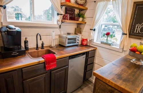 Waco Apartment | Cozy Cabin Little Red Hen 12 min to Magnolia