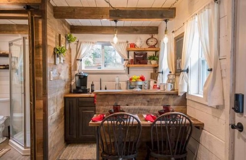 Waco Apartment | Cozy Cabin "Little Red Hen" 12 min to Magnolia