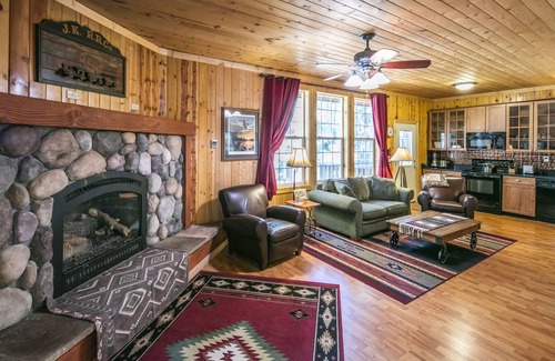 Fish Camp House | Cozy Cabin minutes from Yosemite