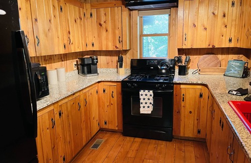 Lakemont Cabin | Cozy cabin near Lake Rabun and Clayton. Dog friendly!