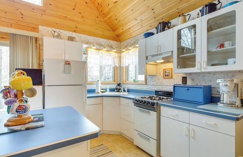Weirgor Cabin | Cozy Cabin on 10 Acres, Walk to Chippewa River!