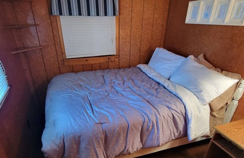 Ashville House | Cozy Cabin on the Canal w Kayaks, Jacuzzi and dock!