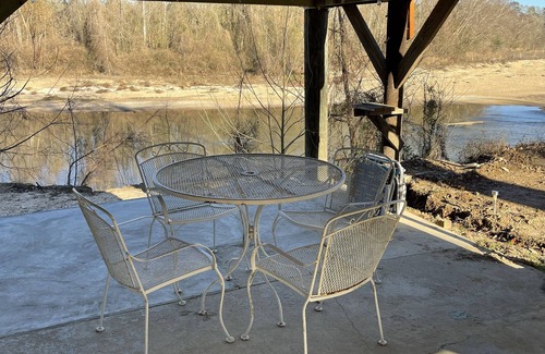 Clinton Cabin | COZY CABIN ON THE RIVER WITH AMAZING VIEWS & SCENERY