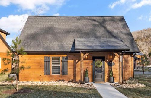 Hollister House | Cozy Cabin-Private Hot Tub-Walk to Pond-Free Daily Attraction Tickets-Near Table Rock Lake