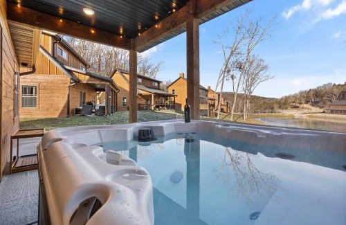 Hollister House | Cozy Cabin-Private Hot Tub-Walk to Pond-Free Daily Attraction Tickets-Near Table Rock Lake