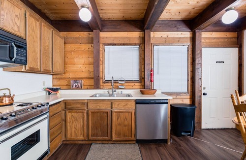 Serene Lakes Cabin | Cozy Cabin Retreat: Experience Serenity and Nature's Embrace