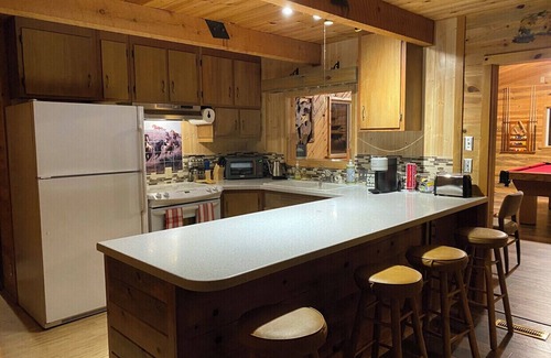 La Pine House | Cozy cabin style house/Hot Tub/Free Wi-Fi/Pets are welcome/RV Hookup