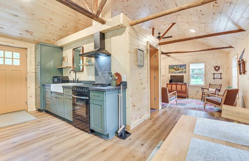 Lake Apartment | Cozy Cabin w/Fire Pit < 1 Mi to Crooked Lake!