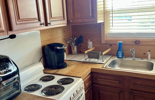 Trenton Cabin | Cozy cabin with 1 bd/bath and WiFi. Short drive to Cloudland Canyon State Park.