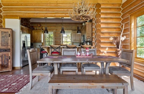 Victor Cabin | Cozy cabin with quiet workspaces and national forest views