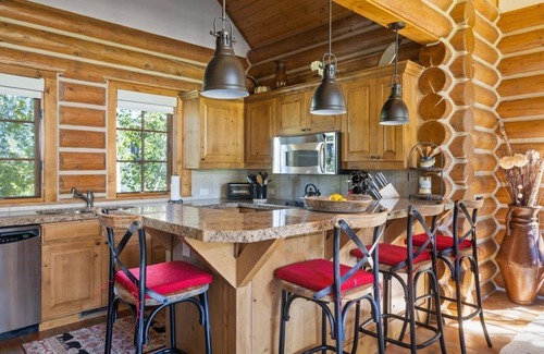 Victor Cabin | Cozy cabin with quiet workspaces and national forest views
