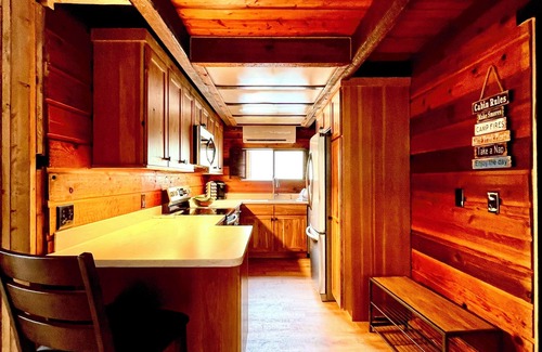 West Glacier Cabin | Cozy cabin with WiFi, AC in enchanting West Glacier, Montana