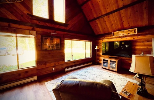 West Glacier Cabin | Cozy cabin with WiFi, AC in enchanting West Glacier, Montana