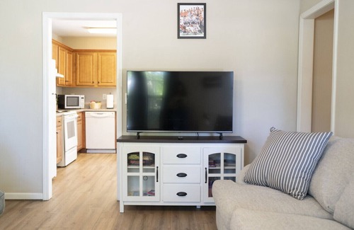 Auburn House | Cozy Camelia Units B