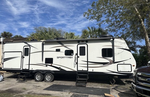 Lakeland House | Cozy Camper for Rent