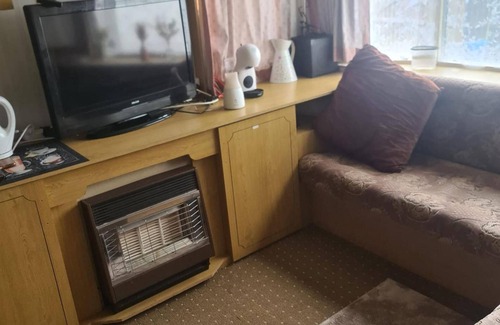 Grangetown Cabin | Cozy Cardiff Cabin Retreat Sleeps 6 by Aimee