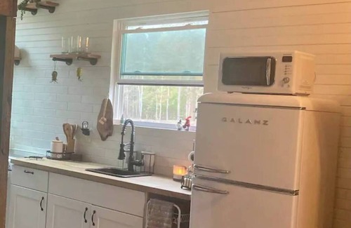 Conway Cottage | Cozy Carriage House in Conway with Private Hot Tub