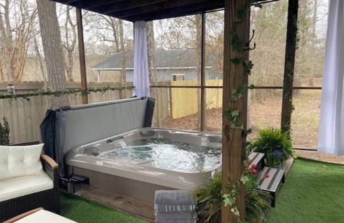 Conway Cottage | Cozy Carriage House in Conway with Private Hot Tub