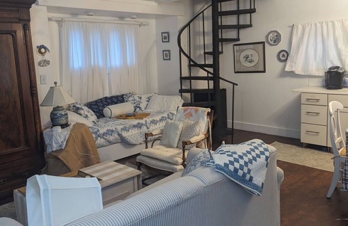 Athens Cottage | Cozy Carriage House walking distance to OU/Court