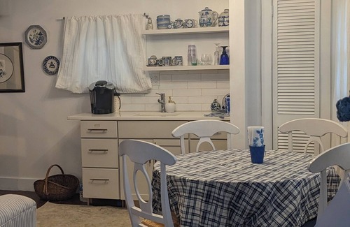Athens Cottage | Cozy Carriage House walking distance to OU/Court