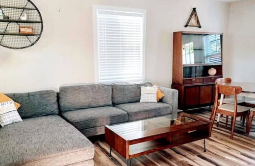 Oak Cliff House | Cozy Casita w/ office, laundry & big closets