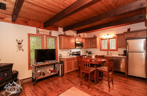 Jay House | Cozy Cedar Chalet in the heart of the ADK's. Dog Friendly.