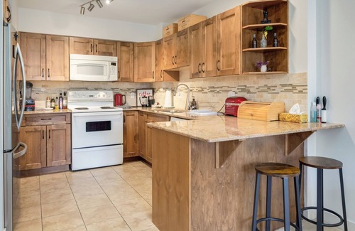 Sunnyside Condo | Cozy Central City Condo with On-Site Gym!