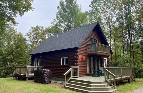 Thornton Ski Chalet | Cozy Chalet, 12 minutes to Waterville Valley!