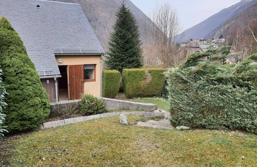 Cauterets Apartment | Cozy Chalet for 5, Garden, Parking, Near Lift, 37m², South-Facing