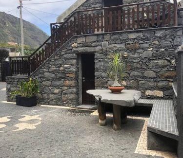 Porto Moniz Ski Chalet | Cozy chalet with ocean view