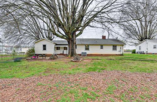 Charlotte House | Cozy Charlotte Home with Fire Pit about 6 Mi to Uptown!