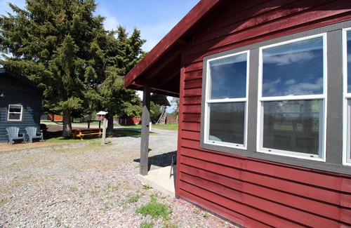 Whitefish Cabin | Cozy cheerful cabin in great location