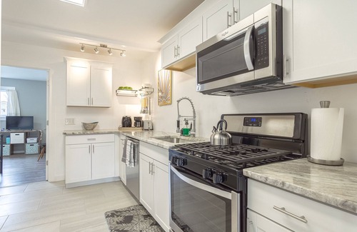Hazel Park House | Cozy Chic House 3 Bdrm/1.5 Bath 📍 10 min to Detroit