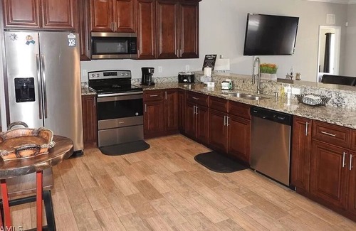 Buckingham House | Cozy city-country home 45 minutes from Sanibel Island! 10 Minutes from Downtown.