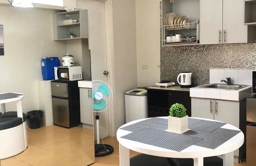 Bagong Lipunan Ng Crame Condo | Cozy City Themed Room with 16mbps WIFI