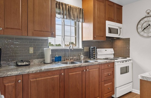 De Pere House | Cozy, clean home near major Green Bay hotspots