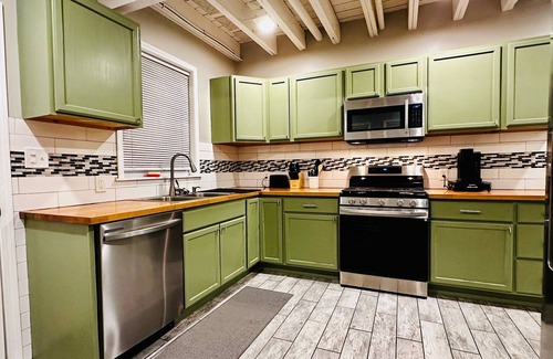 Mapleton/Fall Creek House | Cozy & Close to It All – Indy, Near Downtown, Stadiums & Attractions, Sleeps 6
