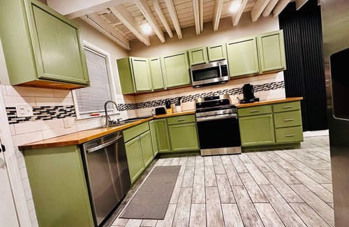 Mapleton/Fall Creek House | Cozy & Close to It All – Indy, Near Downtown, Stadiums & Attractions, Sleeps 6