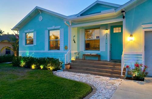 Naples Villa | Cozy Coastal Cottage at Naples Bay, Pickleball, Botanical Garden