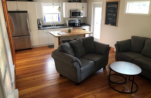 Shawnigan Lake Cottage | Cozy Cobble Hill cottage-one bedroom detached private suite.