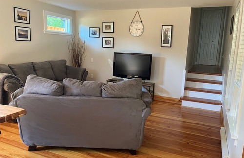 Shawnigan Lake Cottage | Cozy Cobble Hill cottage-one bedroom detached private suite.