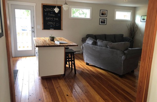 Shawnigan Lake Cottage | Cozy Cobble Hill cottage-one bedroom detached private suite.