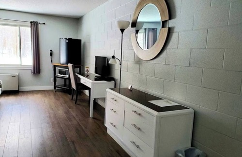 Wiarton Apartment | Cozy Comfort Double Room 10 – Peninsula Motel, Minutes from Wiarton Waterfront