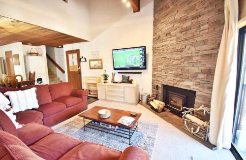 Mammoth Lakes House | COZY Condo at Canyon Lodge! Sleeps 8, a walk to Canyon Lodge