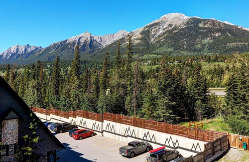 Cougar Creek Apartment | Cozy Condo | Epic Mountain Views | Garage | Central | Fireplace