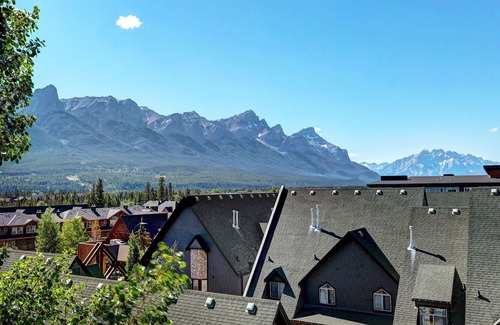Cougar Creek Apartment | Cozy Condo | Epic Mountain Views | Garage | Central | Fireplace