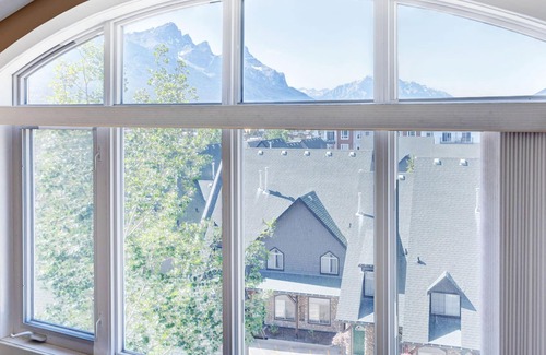 Cougar Creek Apartment | Cozy Condo | Epic Mountain Views | Garage | Central | Fireplace