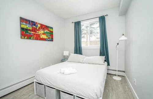 Beltline Apartment | Cozy Condo w Parking Wifi Coffee 5min2Stampede