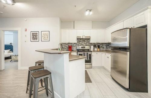 Beltline Apartment | Cozy Condo w Parking Wifi Coffee 5min2Stampede