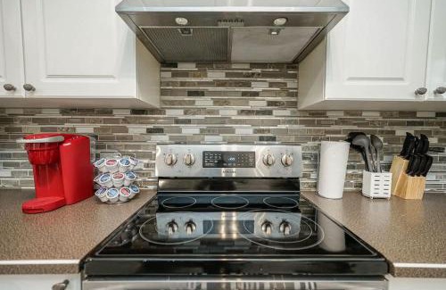 Beltline Apartment | Cozy Condo w Parking Wifi Coffee 5min2Stampede